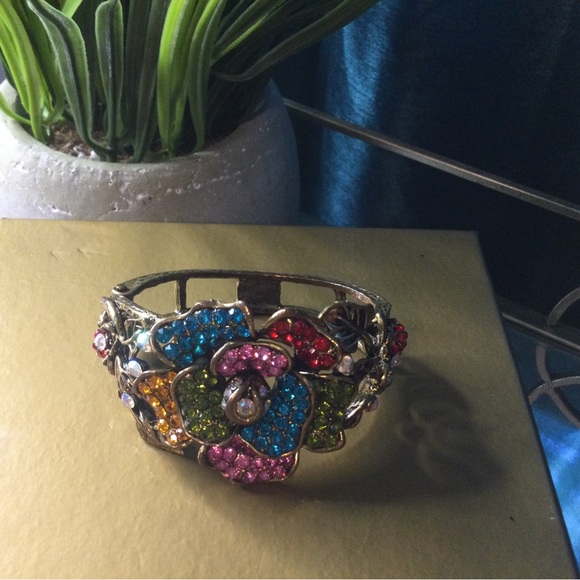 SOLD - Stylish chunky bracelet. Multi-color, fits small-medium wrist. - Picture 2 of 3